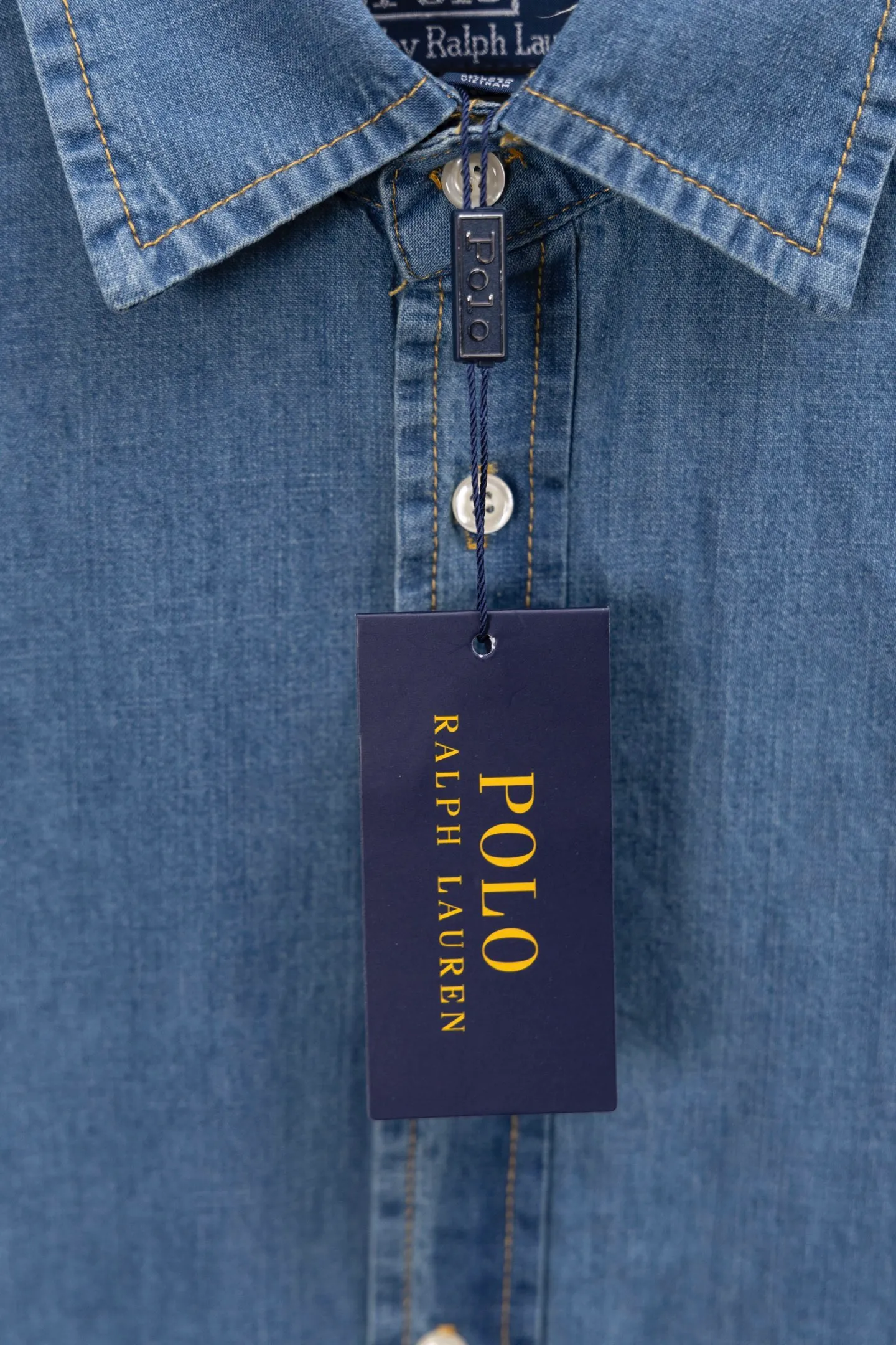 P220 model number/F150 Rah Lauren colorful small logo embroidered denim shirt. Same style for men and women. Complete with three labels. Full set of packaging. Official website details are consistent. Made of denim fabric. The denim fabric has been treated with a special process, and the texture is soft but not stiff. Ready-made clothes are washed. Skin-friendly and comfortable. Classic and invincible. Suitable for business and leisure. Collar buttons. Different currencies. All fabric accessories are original and the details are very good. Color: denim blue Size: S M L XL